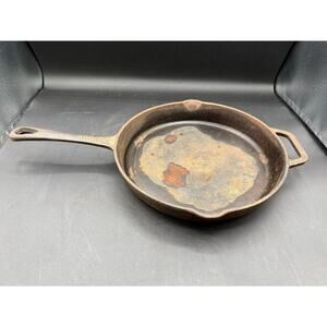 Vintage Unmarked Cast Iron Skillet - 10.5"